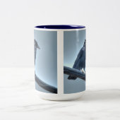 Black Raven on a Powerline Gothic, Celtic,ウィッカ信者 ツートーンマグカップ (中央)