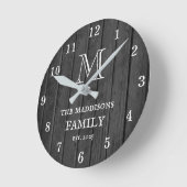 Black Rustic Wood Farmhouse Family Monogram & Name ラウンド壁時計 (傾斜)