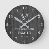 Black Rustic Wood Farmhouse Family Monogram & Name ラウンド壁時計 (正面)