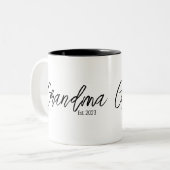Black Script Typography Grandma Established Year ツートーンマグカップ (正面左)