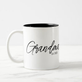 Black Script Typography Grandma Established Year ツートーンマグカップ