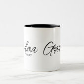 Black Script Typography Grandma Established Year ツートーンマグカップ (中央)