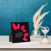 Black tabletop with easel red and pink hearts 2026 フォトプラーク (インサイチュ)