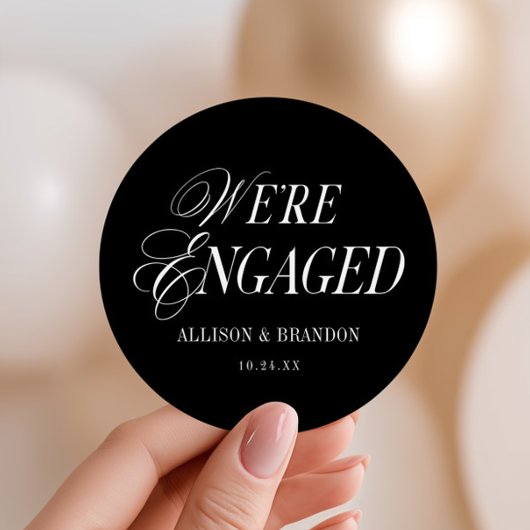 Black We're Engaged Engagement Party Favors ラウンドシール