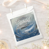 Black, White, and Grey Brushstroke Grateful フェイバーバッグ (クリップ留めされた状態)