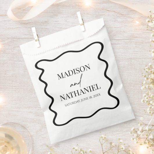 Black White Elegant Wavy Border Wedding フェイバーバッグ (クリップ留めされた状態)