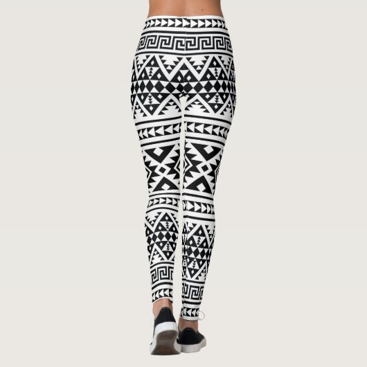 Black White Geometric Tribal Pattern Aztec Boho レギンス (裏面)
