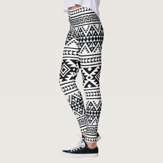 Black White Geometric Tribal Pattern Aztec Boho レギンス (左)