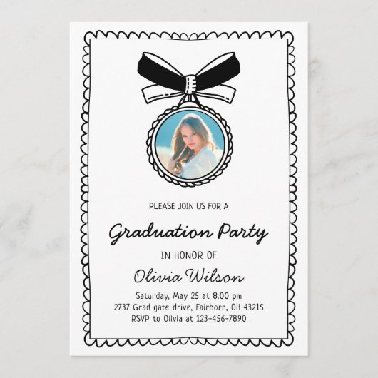 Black & White Hand Drawn Bow Graduation Party 招待状 (正面)