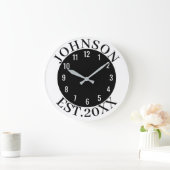 Black & White Minimal Personalized Family Name Est ラージ壁時計 (ホーム)
