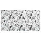Black & White Paisley Pattern –Elegant Textile Art 枕カバー (正面右)