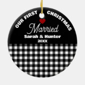 Black & White Plaid Our 1st Christmas Married セラミックオーナメント (裏面)