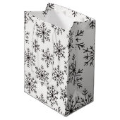 Black & White Snowflake Gift Bag – Elegant Minimal ミディアムペーパーバッグ (正面アングル)