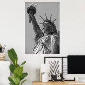 Black & White Statue of Liberty New York City ポスター (ホームオフィス)