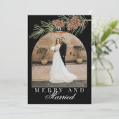 Black Winter Pine Merry & Married Photo Christmas シーズンカード (スタンド正面)
