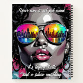 Black Women's Quote | City Skyline in Sunglasses ノートブック (裏面)