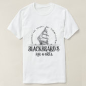Blackbeard_sバーとグリル私たちのフラグは死を意味する Tシャツ (デザイン正面)