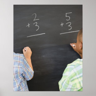 Blackboardで数学の問題を解決する少年 ポスター