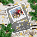 Blackboardカスタムにクリスマスのすてき飾り付け シーズンカード<br><div class="desc">ユニーク、クラシック、トレンディー、装飾かわいらしホリデーカード。おもしろい「ホリーすてき・クリスマス」の引用文文字が黒と灰色のチョーク書ボードの背景にタイポグラフィされフェイク、金ゴールドの雪のパターンを持つ。お好みの写真カスタマイズでお好きな場所に合わせて。</div>