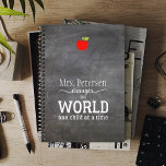 Blackboard先生名red apple引用文 プランナー手帳<br><div class="desc">白いタイポグラフィのスクリプト引用文"あなたの先生は暗灰色の炭の黒板の背景と小さな赤いリンゴの上で一度に1つの子供の世界を変える。           先生の名前を使っ最高のてプランナーをパーソナライズし、感謝の気持ちよく思い出深い記念品にする！</div>