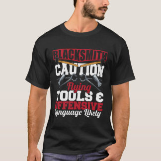 Blacksmith注意ツール飛んでいるBlacksmitthinを偽造 Tシャツ