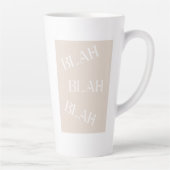 Blah Blah Blah Wordsラテマグベージュ背景。 カフェラテマグ (右)