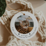 BLAIR モダン1stクリスマスキャットまたはペット写真 セラミックオーナメント<br><div class="desc">このクリスマスオーナメントは可愛い前絵、前後にことわざ付きの丸い写真スロット、"私の永遠の家の初めてのクリスマス"を特徴としている。簡単に名前を変更し、あなたの毛皮の友人の写真を追加する個人的なtouch。このオーナメントは休日の暖かさを感じる愛猫の愛人に祝最適な贈り物である。</div>