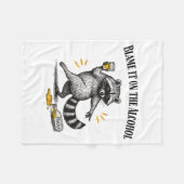 Blame It On The Alcohol Drunk Raccoon Meme Trashed フリースブランケット (正面(横))