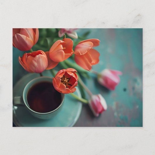 Blaue Kaffeetasse umringt von bunten Tulpen ポストカード (正面)