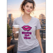 Blazing Hot Vibes女性のベーシックVネックTシャツ Tシャツ