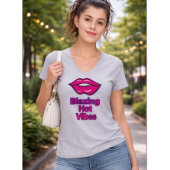 Blazing Hot Vibes女性のベーシックVネックTシャツ Tシャツ