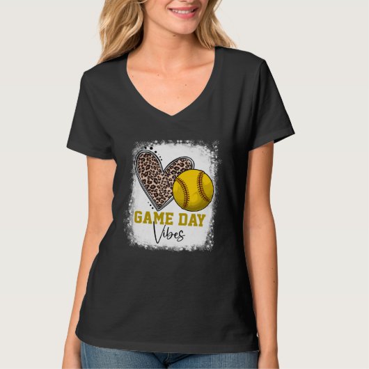 Bleached Softball Game Day Vibes Softball Mom Moth Tシャツ (正面)