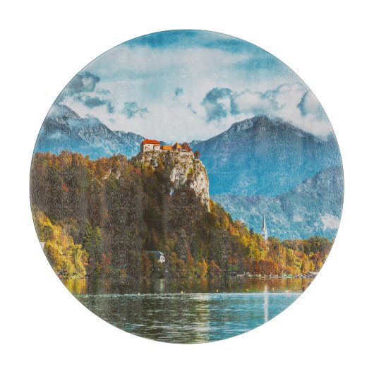 Bled Castle：スロベニアの崖を見下ろす。 カッティングボード (正面)