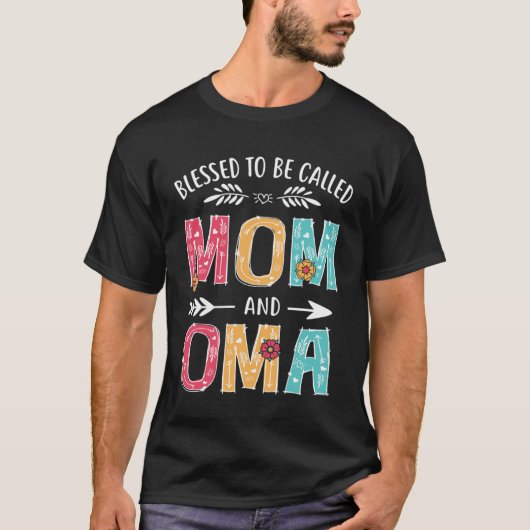 Blessed To Be Called Mom and Oma  Grandma Mothers  Tシャツ (正面)