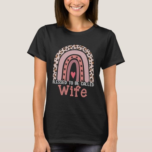 Blessed To Be Called Wife Rainbow Leopard Print Mo Tシャツ (正面)