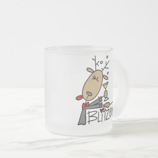 BlitzenのトナカイのクリスマスのTシャツおよびギフト フロストグラスマグカップ (正面右)