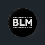 BLMブラックライブズマターホワイトタイポグラフィオンブラック 缶バッジ<br><div class="desc">衣服「BLM Black Lives Matter」ボタンをクリックし、平等と正義への支援を示します。このタイポグラフィシンプルBLMデザインテンプレートは、「Black Lives Matter」という単語が上下に白い「BLM」というイニシャルを黒い上で特徴付ける。 衣服プライド!</div>