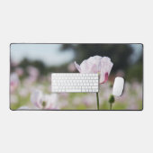 Bloemen veld met close up bloeiende lila bloem. デスクマット (キーボード&マウス)