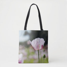 Bloemen veld met close up bloeiende lila bloem. トートバッグ