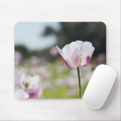 Bloemen veld met close up bloeiende lila bloem. マウスパッド (マウス)