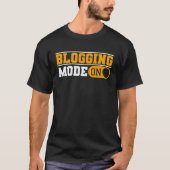 Blogging Mode On Content Creator Blogger Tシャツ (正面)