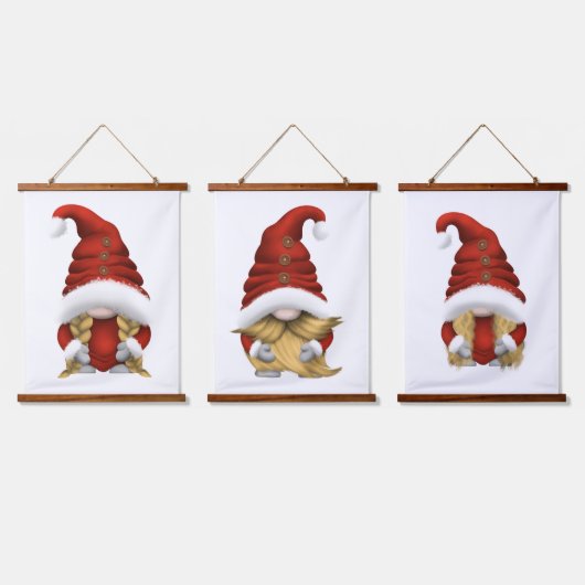 Blonde-Haired Christmas Gnome Family – Wood-Topped 吊り下げ型タペストリー (トリプル)