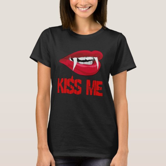 Blood Red Vampire Lips Halloween Kiss Me Tシャツ (正面)