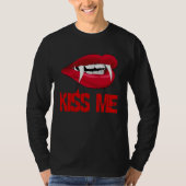 Blood Red Vampire Lips Halloween Kiss Me Tシャツ (正面)