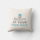Bloom at Your Own Pace Minimal Motivational Pillow クッション (裏面)