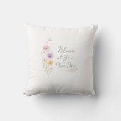 Bloom at Your Own Pace – Soft Floral Inspirational クッション (正面)
