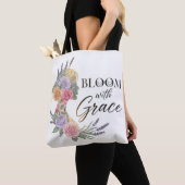 Bloom with Grace Elegant Floral Woman Silhouette トートバッグ (クローズアップ)