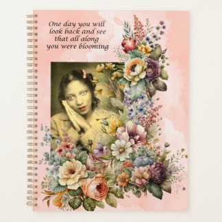 "Blooming all Along"引用文かわいらしの女の子と花 プランナー手帳