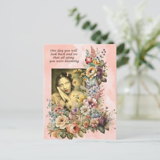 "Blooming all Along"引用文かわいらしの女の子と花 ポストカード (スタンド正面)