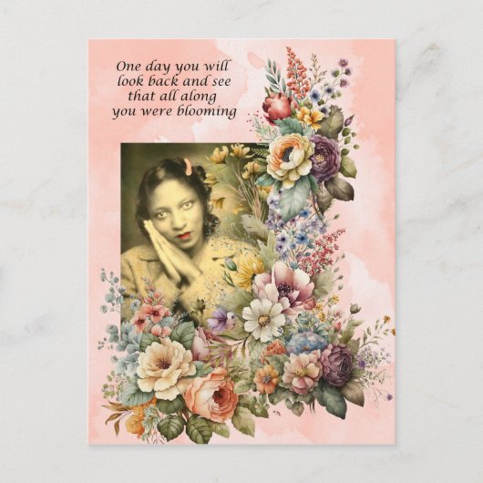 "Blooming all Along"引用文かわいらしの女の子と花 ポストカード (正面)